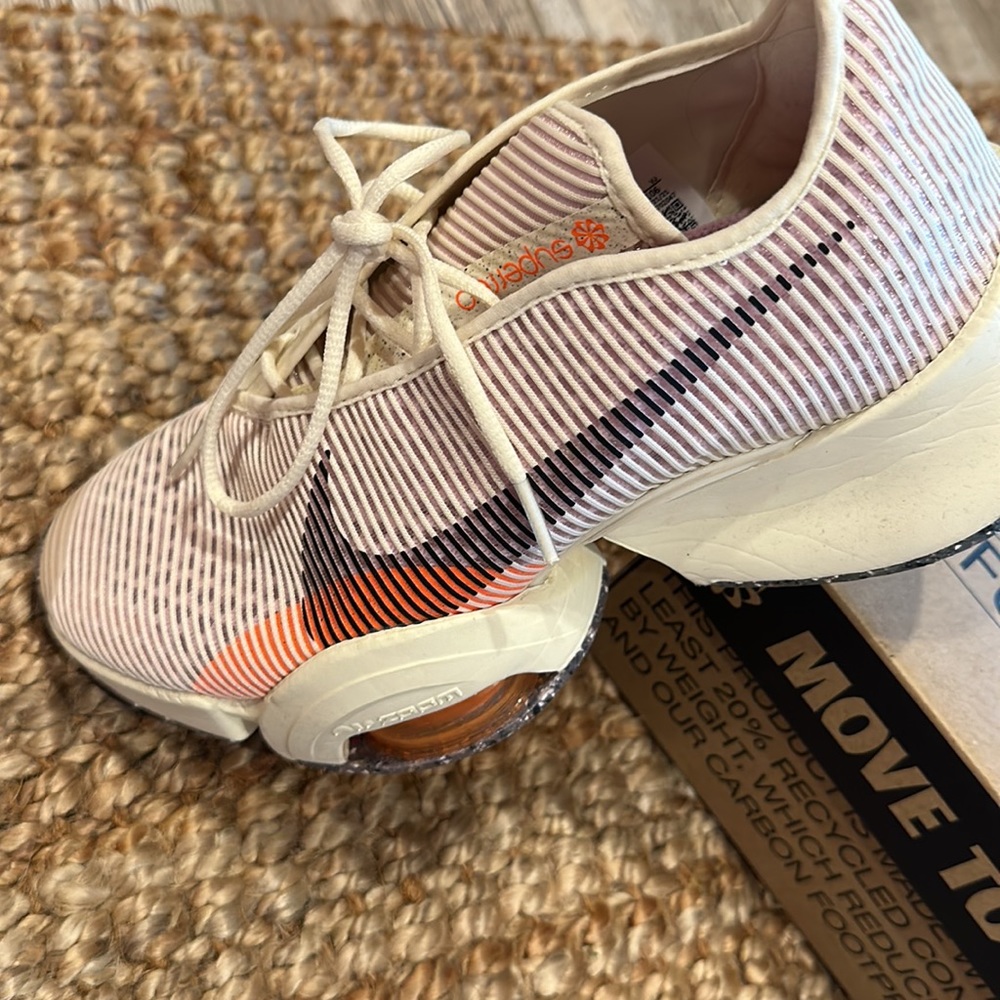 8.5 women’s NIKE  NWOT